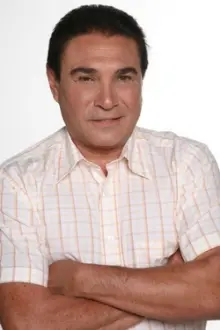 Daniel Alvarado como: Capitán