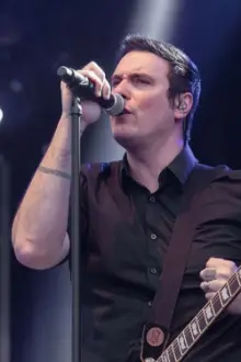 Benjamin Burnley como: 