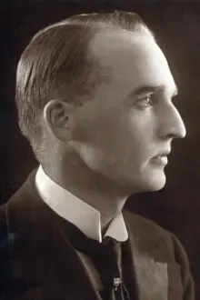 Halvard Hoff como: Karl Victor von Sendlingen, court president