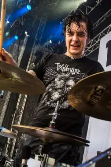 Adrian Erlandsson como: Drums