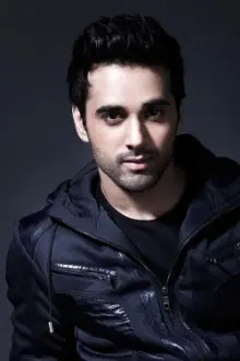 Pulkit Samrat como: Praveen Chaturvedi / Allah Rakha Khan