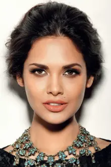 Esha Gupta como: Rhea Menon