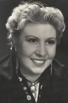 Julia Lajos como: Doña Flora