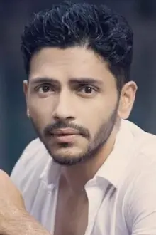 Arjun Chakrabarty como: Mainak