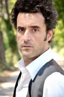 Fabrizio Sabatucci como: Max Vergara