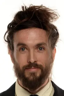 Alex Ebert como: Shop Owner