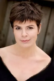 Paula Costain como: Joan