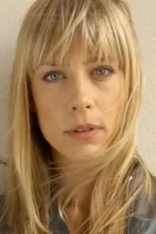 Marisa Leonie Bach como: Claudia