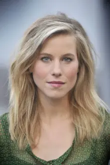 Zoe Weiland como: Carol Mulligan