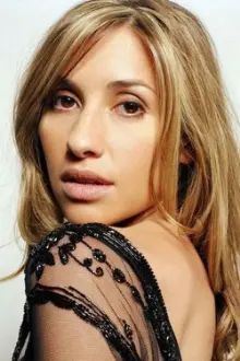 Melanie Blatt como: 