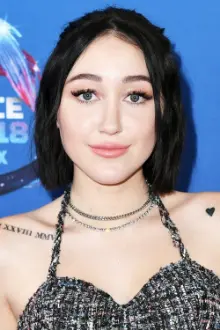 Noah Cyrus como: 