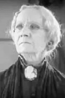 Gertrude Claire como: Mrs. Hall