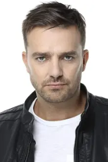 Carl Beukes como: James