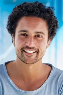 Omar El-Saeidi como: Aadil