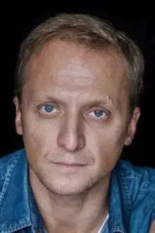 Vladimir Mishukov como: Kartsev
