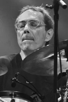 Vinnie Colaiuta como: Drums