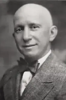 Buster Brodie como: Little Bald-Headed Man (uncredited)