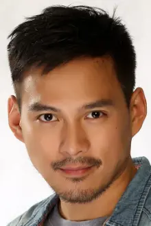 Guji Lorenzana como: Benedict