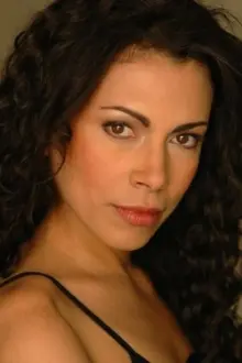 Daniela Lavender como: Claire Ryan