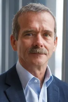 Chris Hadfield como: Self - Astronaut (archive footage)