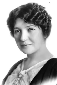 Anne Schaefer como: Mrs. Ann Fiske, Harvey's Wife