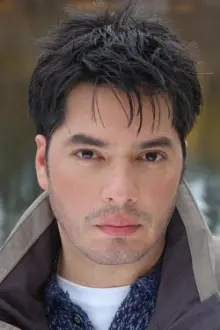 Victor Gomez como: Hector Estrada