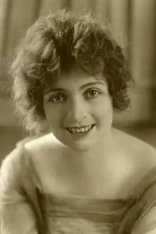 Myrtle Gonzalez como: Mabel Wyland