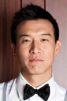 Brian Yang como: Luke Chen