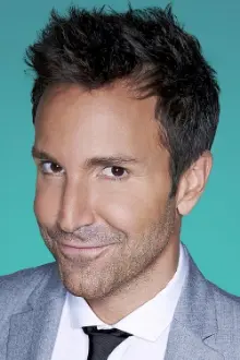 Éric Salvail como: Host