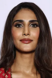 Vaani Kapoor como: Vartika Malik