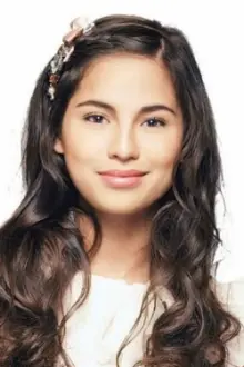 Jasmine Curtis-Smith como: Alex