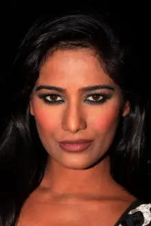 Poonam Pandey como: Malini