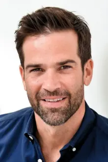 Gethin Jones como: Presenter