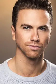 Richard Fleeshman como: Lt. James Brice