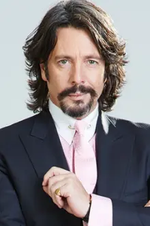 Laurence Llewelyn-Bowen como: 