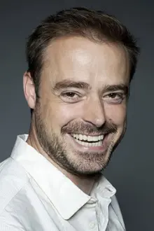 Jamie Theakston como: Himself - Host