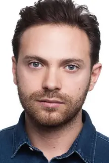 Matt Di Angelo como: Brad