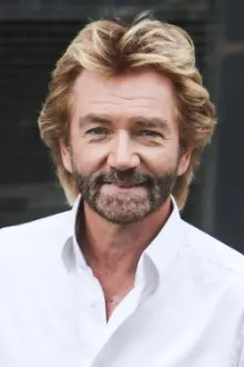 Noel Edmonds como: Host