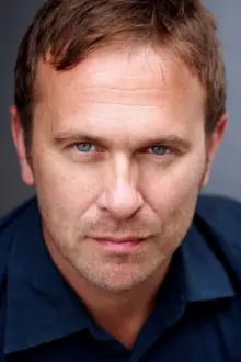 Jason Merrells como: Harry