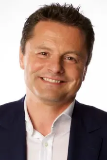 Chris Hollins como: Himself - Presenter