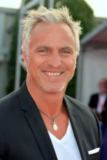 David Ginola como: Présentateur