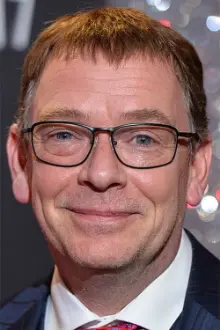 Adam Woodyatt como: 