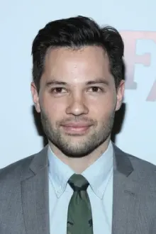 Jason Tam como: Trevor