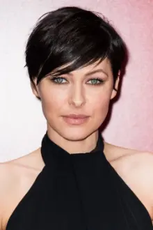 Emma Willis como: Self - Host