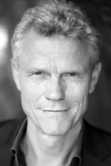 Andrew Hall como: Russell Parkinson