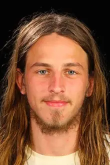 Riley Hawk como: 