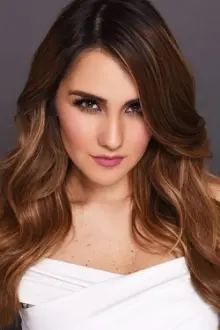 Dulce María como: Renata Ferrer