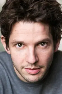 Damien Molony como: 