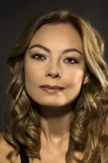 Özge Özder como: Aylin