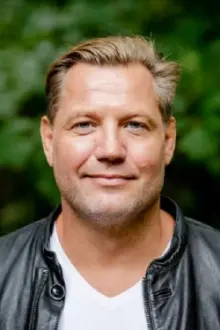 Dennis van der Geest como: Presentator